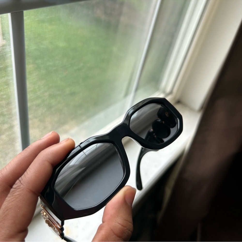 ✨VERSACE SUNGLASSES✨ - Picture 7 of 9